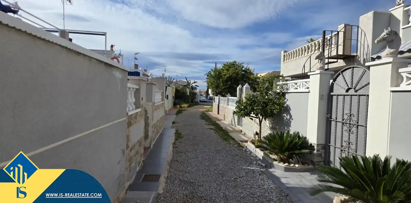 Vista exterior de Casa adosada en venda en Torrevieja amb Aire condicionat, Calefacció i Terrassa