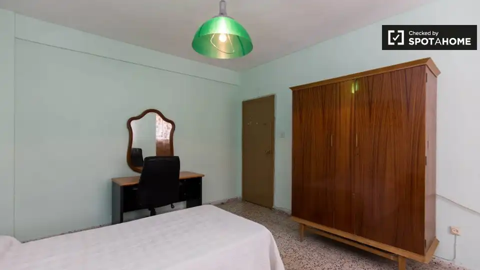 Bedroom of Flat for share in Granada  with Air Conditioner, Heating and Furnished