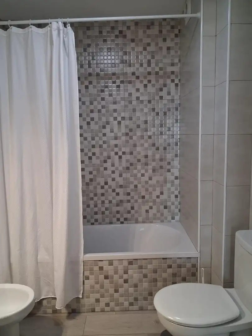 Baño de Piso de alquiler en Cádiz con Aire acondicionado y Balcón