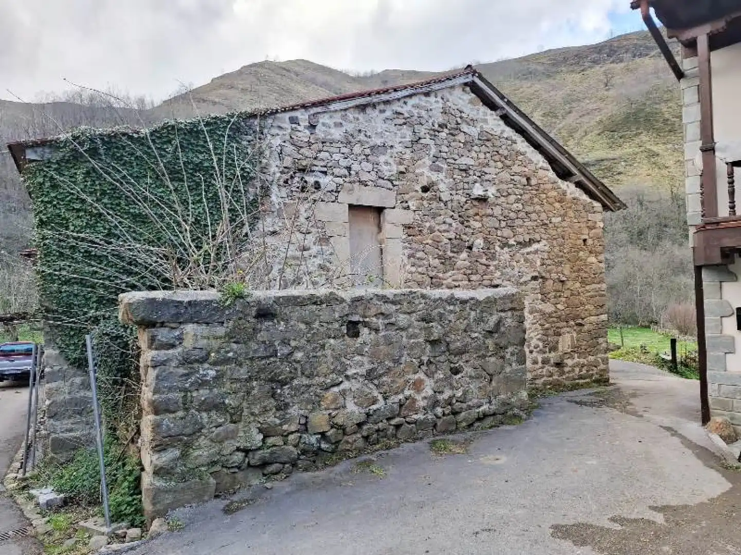 Vista exterior de Casa adosada en venta en Los Tojos  con Trastero