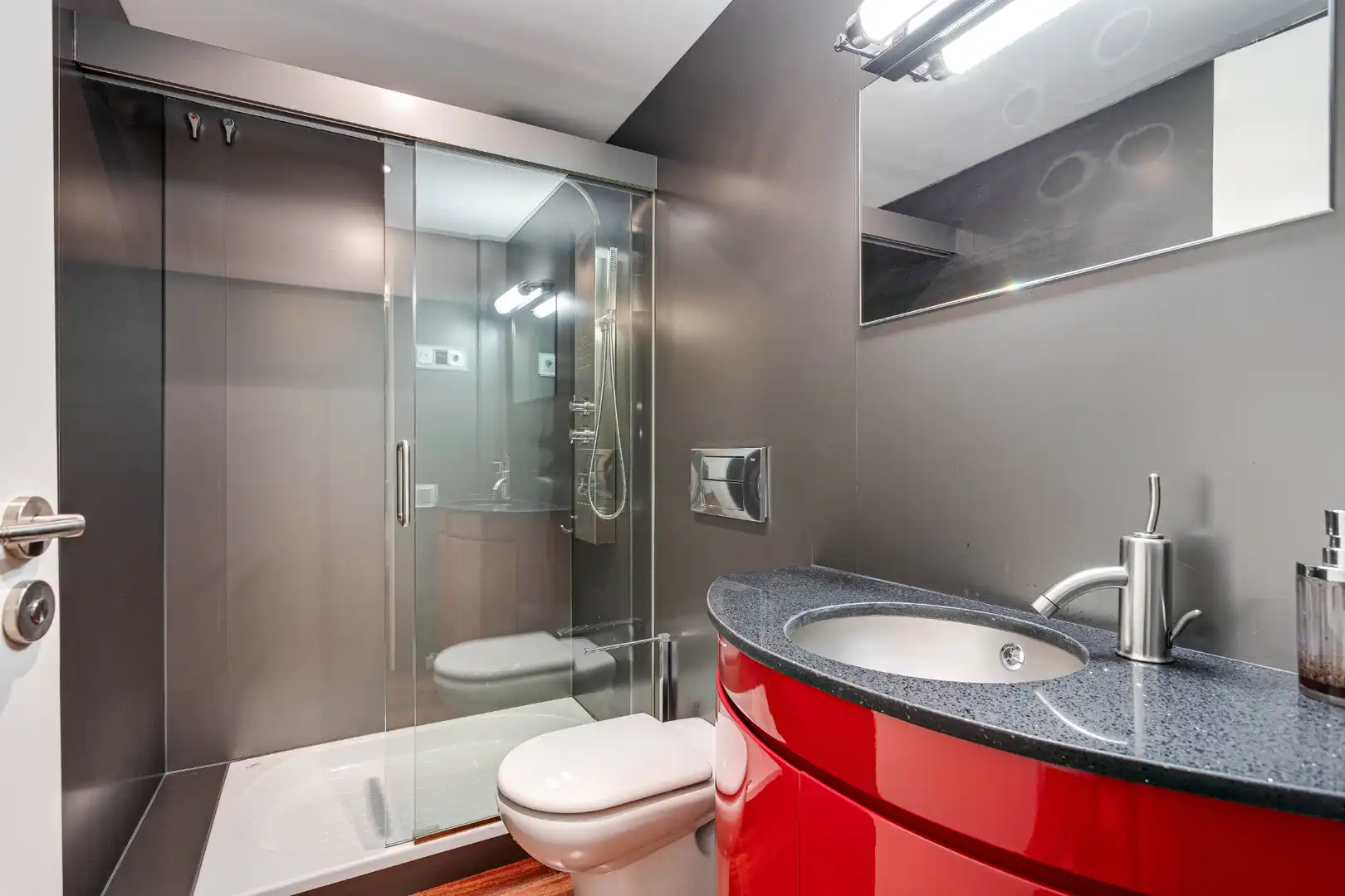 Baño de Casa adosada en venta en Barcelona con Aire acondicionado, Calefacción y Jardín privado