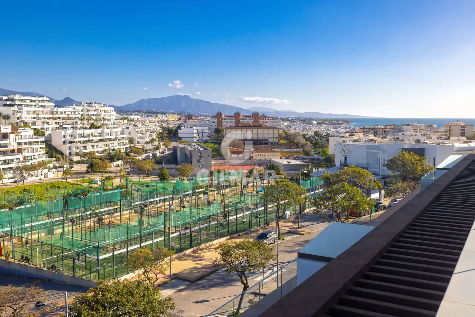 Vista exterior de Ático en venta en Estepona con Calefacción, Trastero y Piscina