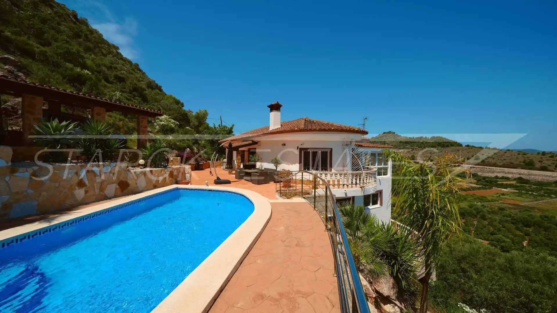 Vista exterior de Casa o xalet en venda en Oliva amb Aire condicionat, Jardí privat i Piscina