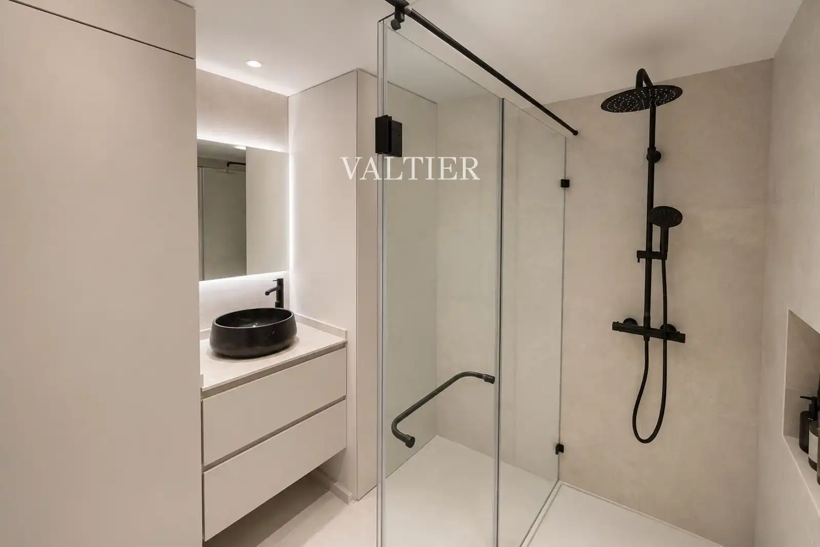 Bathroom of Flat for rent in Madrid  with Air Conditioner and Furnished