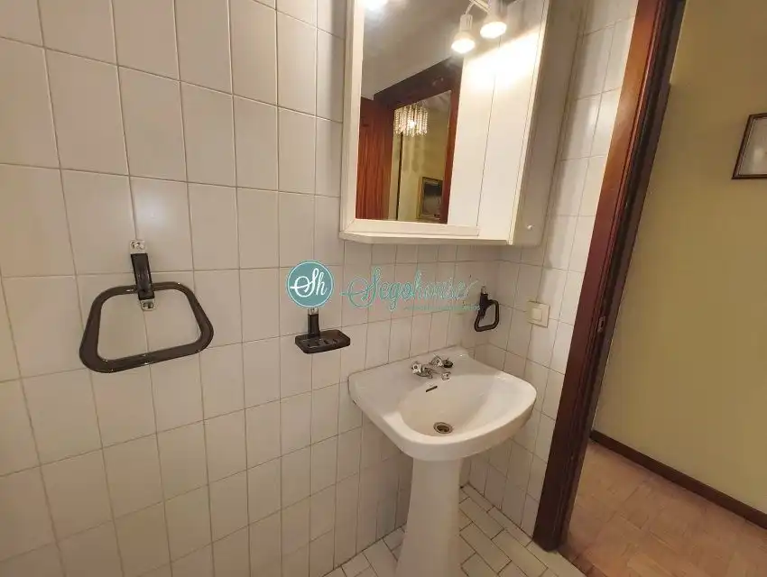 Badezimmer von Wohnung zum Verkauf in Segovia mit Heizung, Parkett und Terrasse