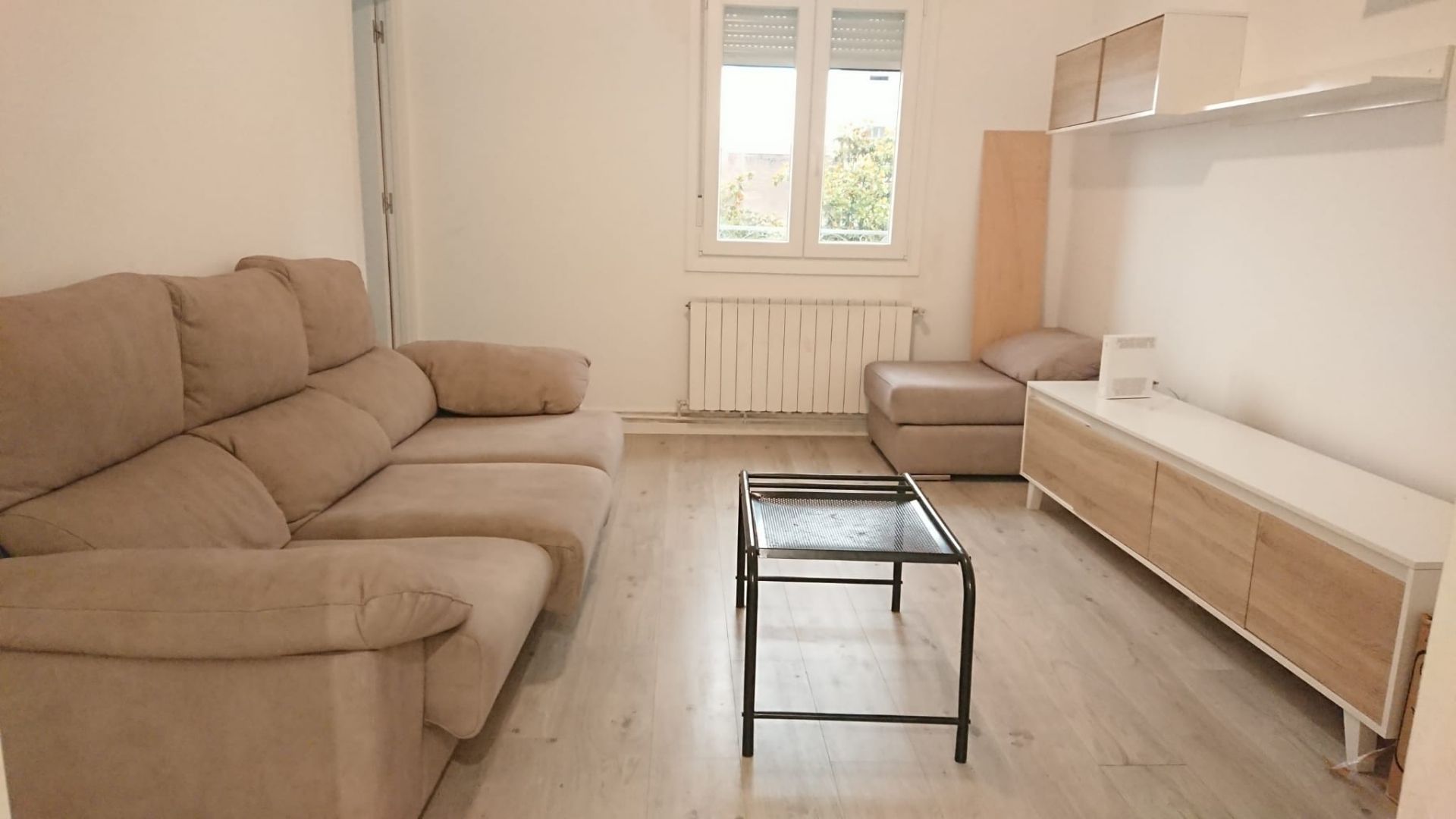 Sala d'estar de Pis en venda en  Logroño amb Calefacció, Parquet i Moblat