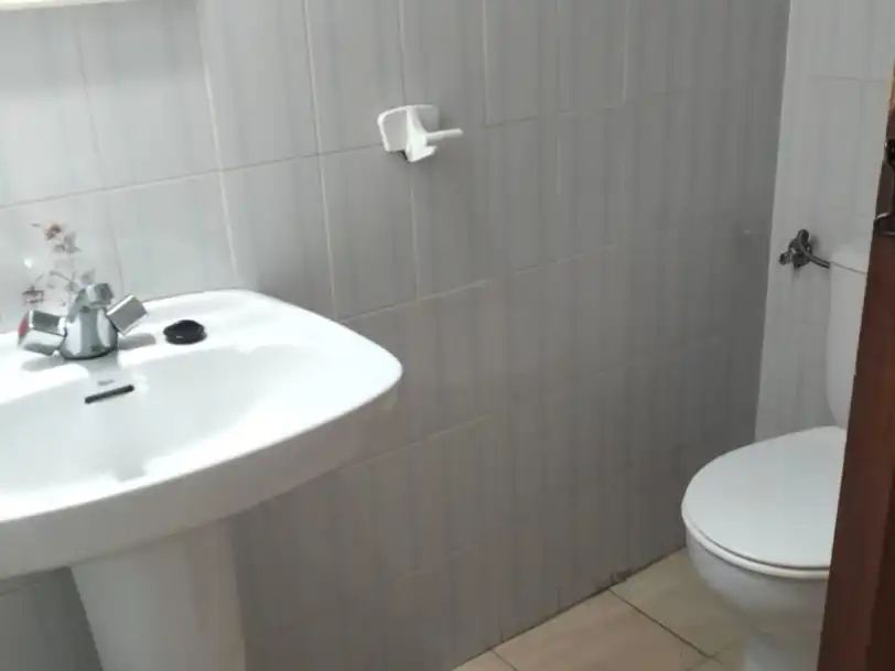 Bany de Pis en venda en Guardamar del Segura amb Terrassa i Balcó