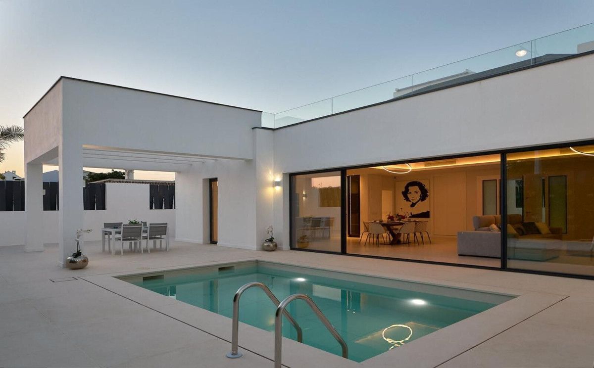 Swimming pool of House or chalet to rent in Marbella  with Air Conditioner, Private garden and Terrace