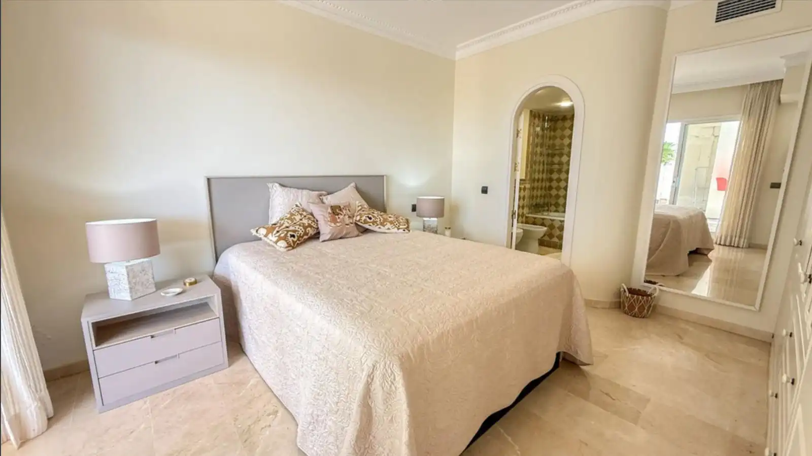 Dormitori de Àtic de lloguer en Marbella amb Aire condicionat, Terrassa i Piscina