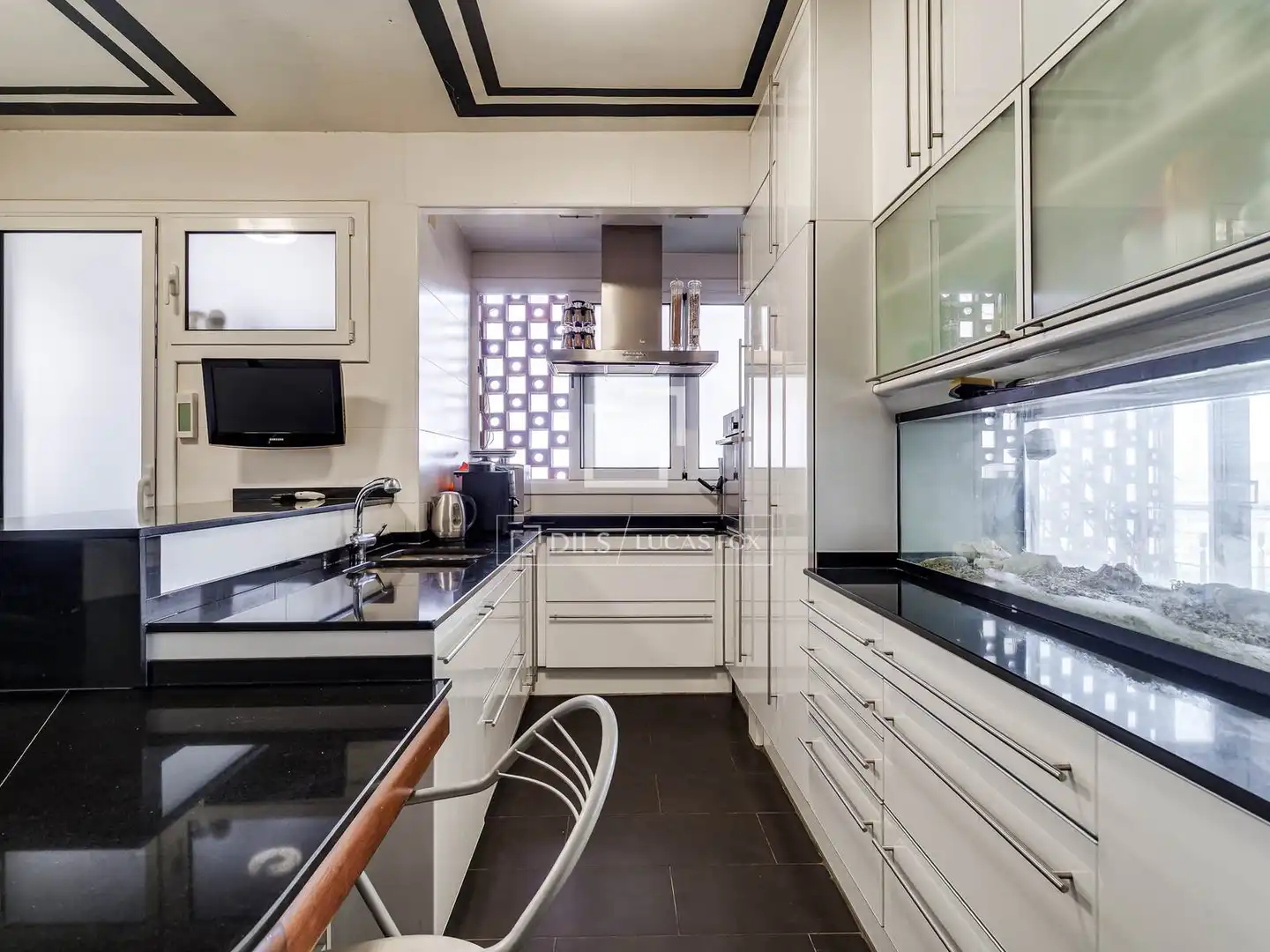 Küche von Wohnung zum Verkauf in Barcelona mit Klimaanlage, Terrasse und Abstellraum