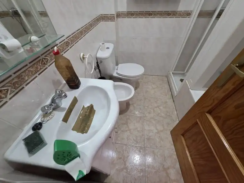 Badezimmer von Wohnung zum Verkauf in Plasencia mit Klimaanlage, Privatgarten und Terrasse