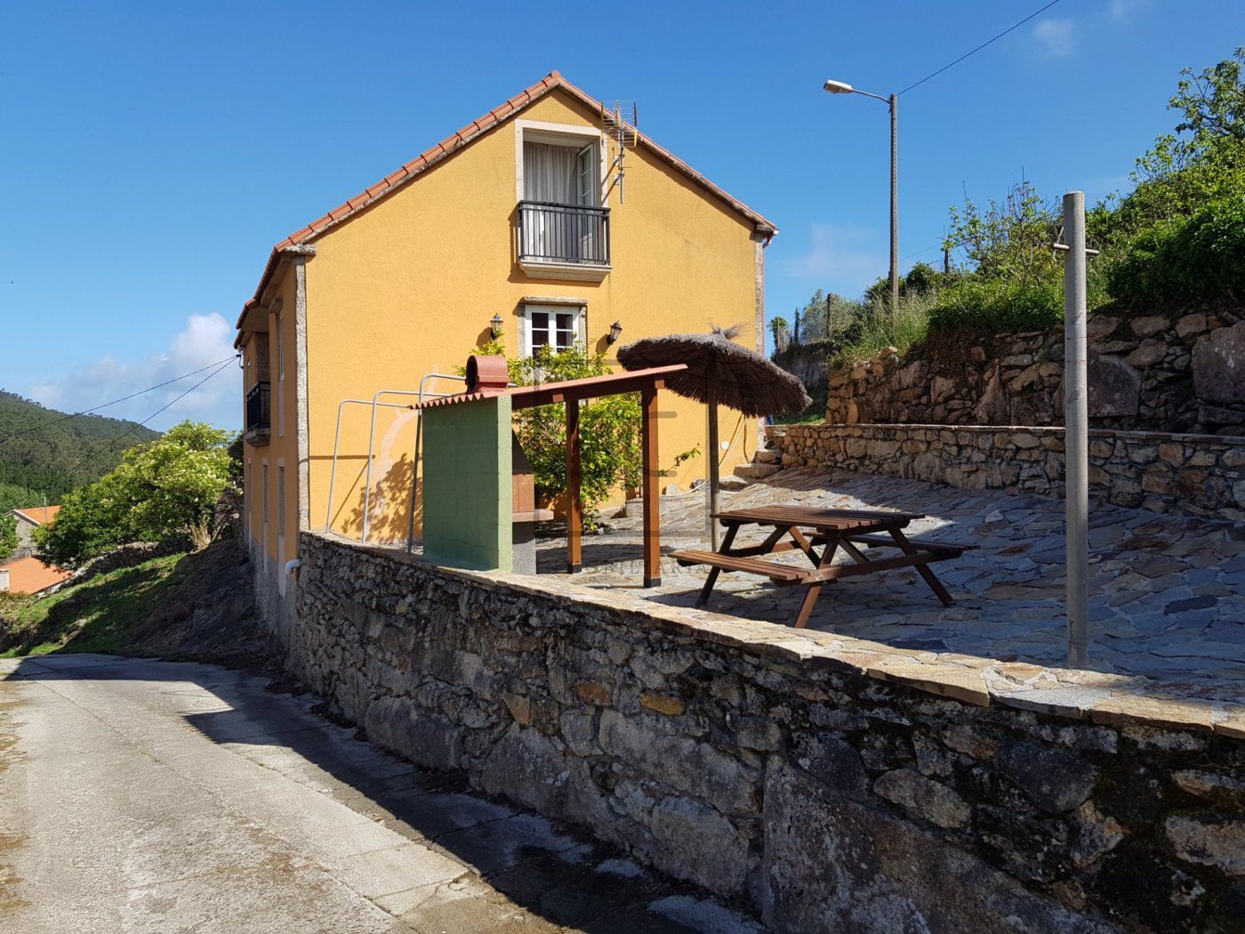 Vista exterior de Finca rústica en venda en Laxe amb Calefacció, Terrassa i Balcó