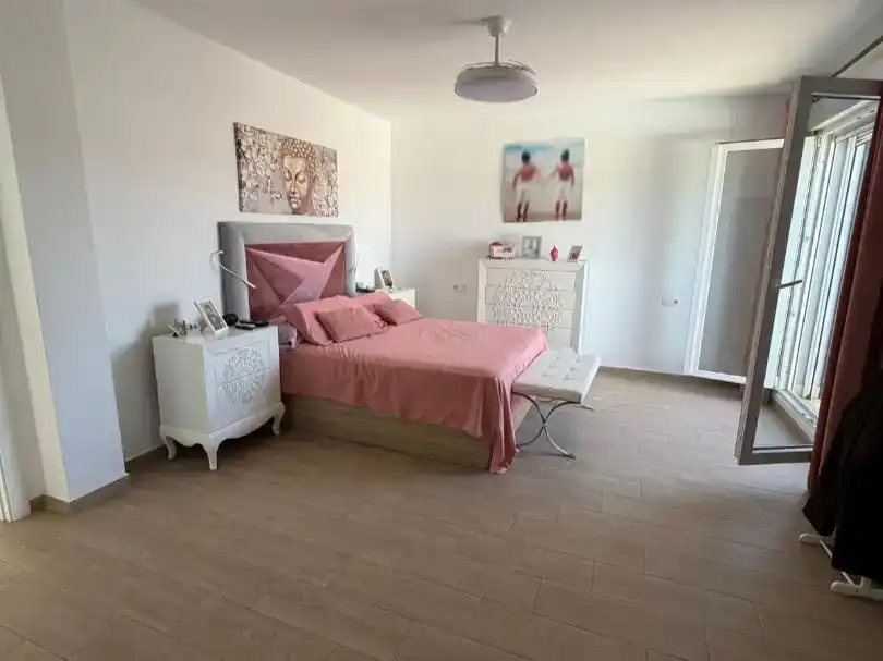 Dormitori de Casa o xalet en venda en La Línea de la Concepción amb Aire condicionat, Jardí privat i Piscina