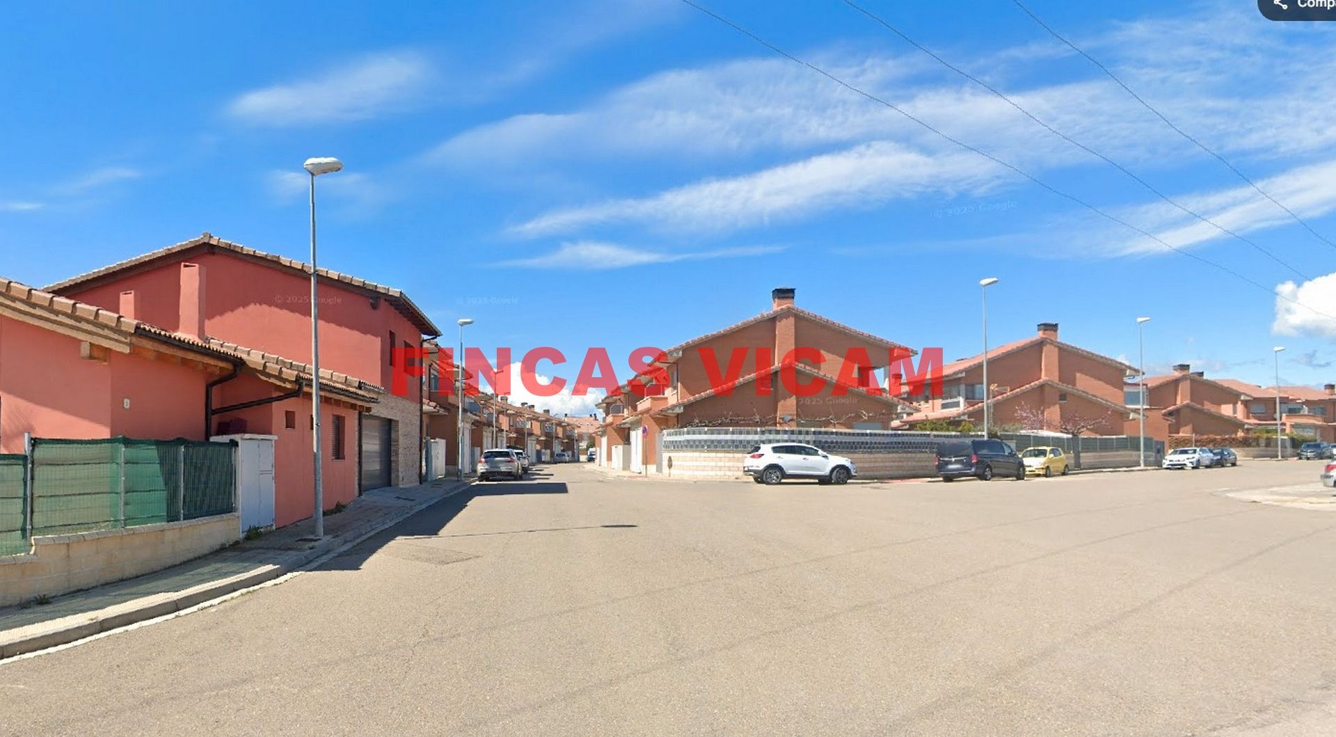 Vista exterior de Casa adosada en venda en Igriés amb Calefacció, Jardí privat i Parquet