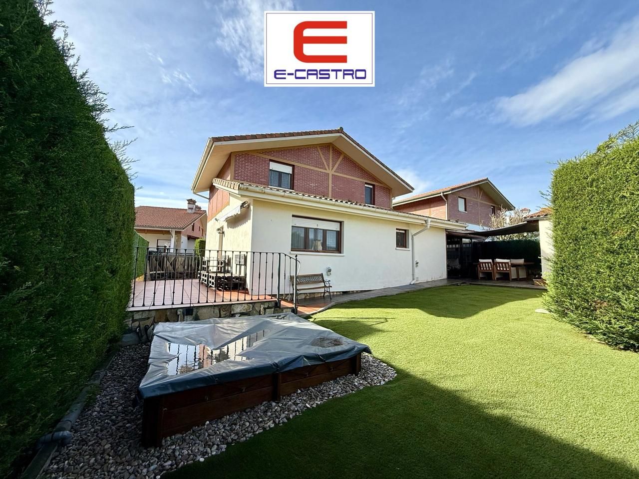 Vista exterior de Casa o xalet en venda en Castro-Urdiales amb Calefacció, Jardí privat i Terrassa