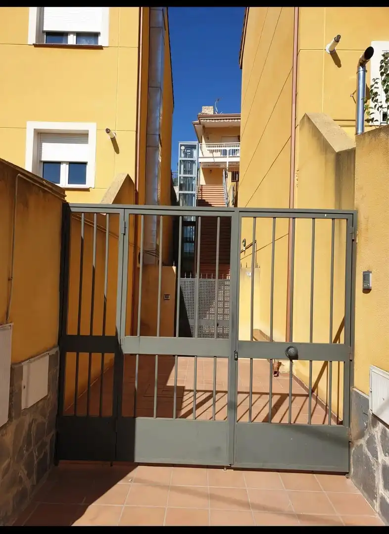 Vista exterior de Casa o chalet en venta en El Molar (Madrid) con Aire acondicionado, Calefacción y Jardín privado