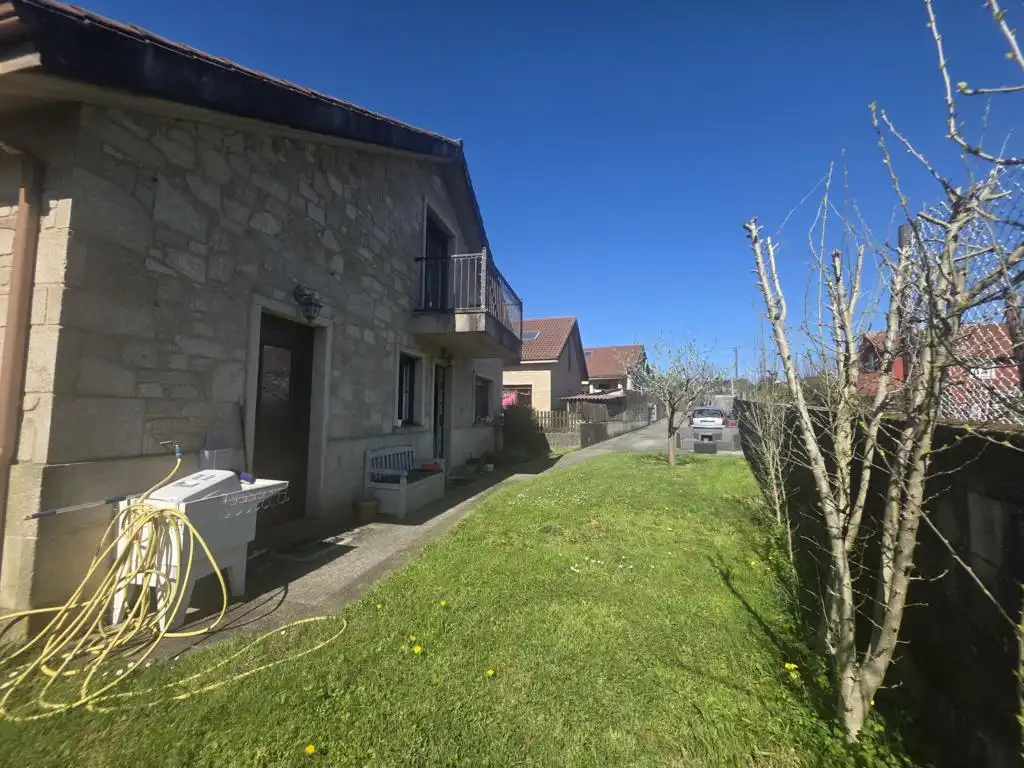 Vista exterior de Casa o chalet en venta en Boiro con Calefacción, Jardín privado y Parquet