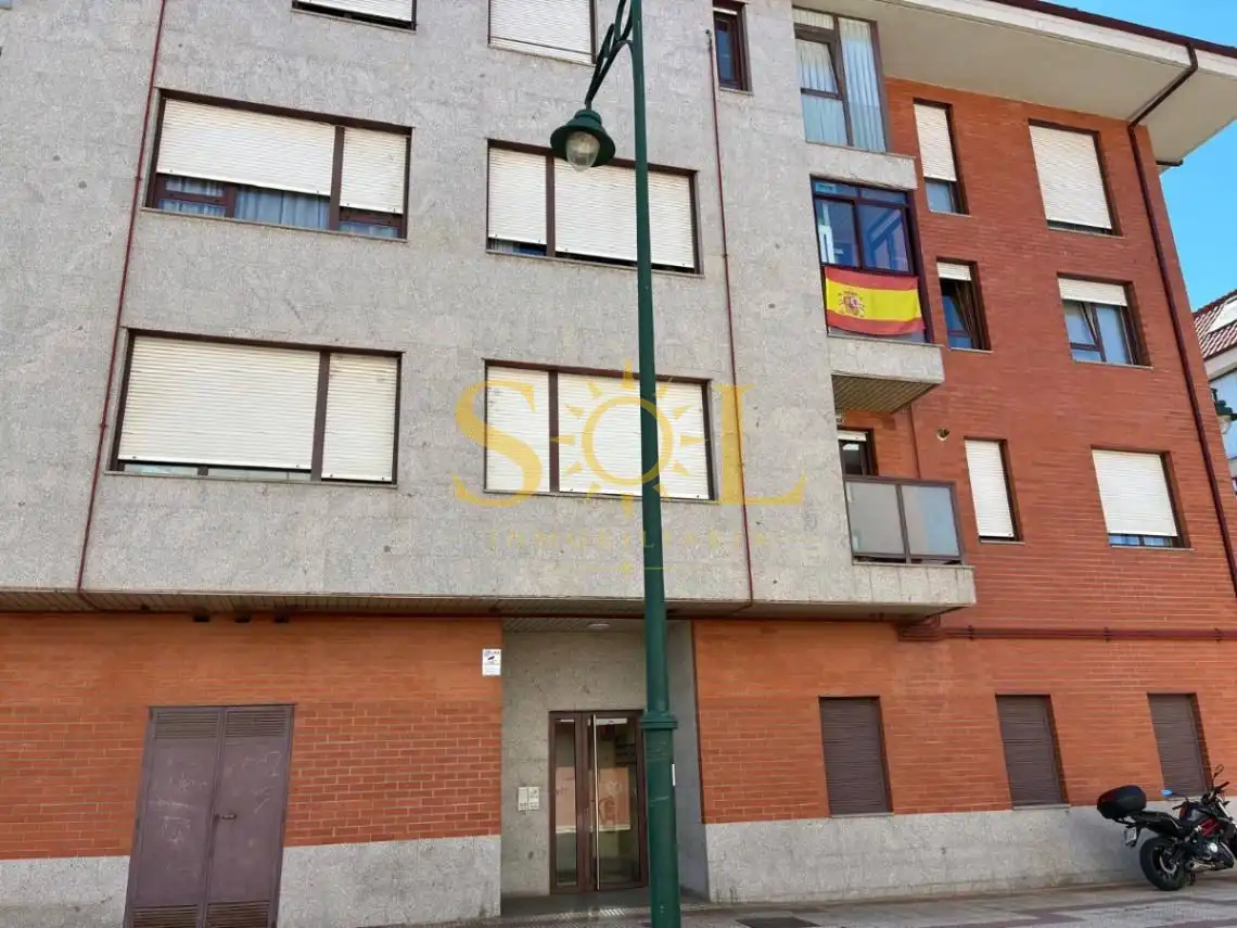 Außenansicht von Dachboden zum Verkauf in León Capital  mit Heizung, Parkett und Möbliert