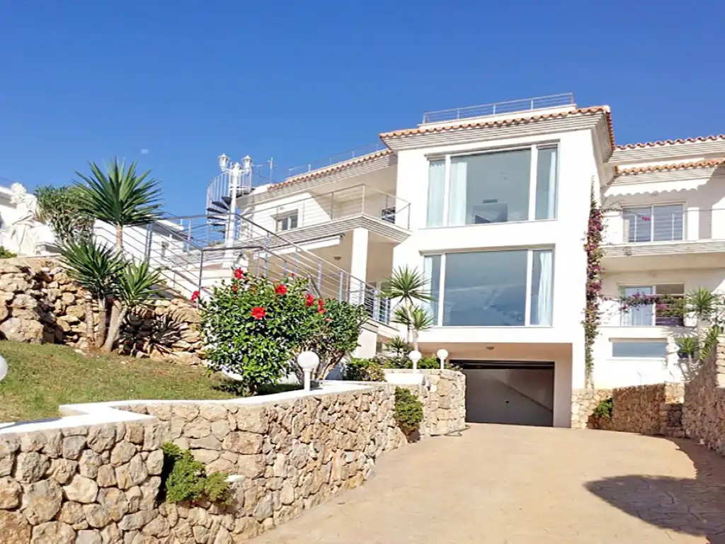Vista exterior de Casa o xalet de lloguer en Calvià amb Aire condicionat, Jardí privat i Terrassa