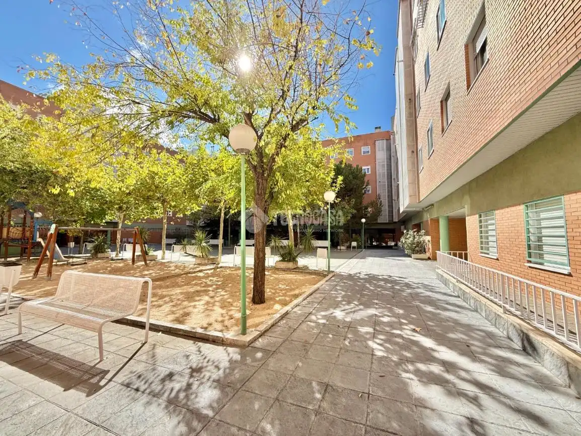 Vista exterior de Pis en venda en Madrid amb Calefacció