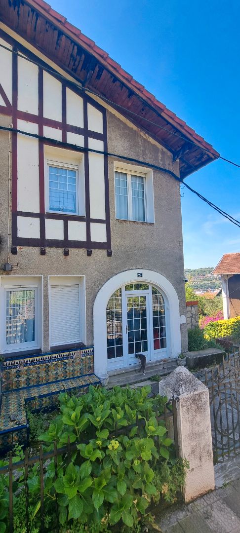 Vista exterior de Casa adosada en venda en Bilbao  amb Calefacció, Jardí privat i Parquet