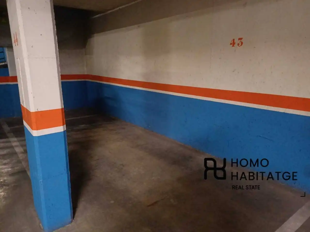 Parking with lift for sale in Calle bosch i cardellach, imagen 3