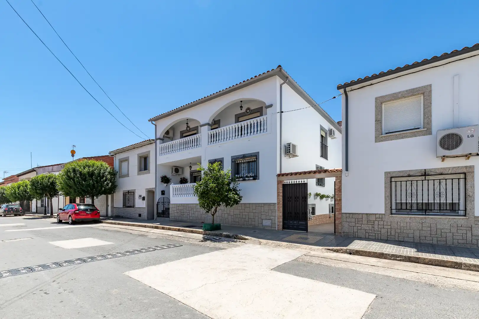 Vista exterior de Casa adosada en venda en Alagón del Río amb Aire condicionat, Calefacció i Jardí privat
