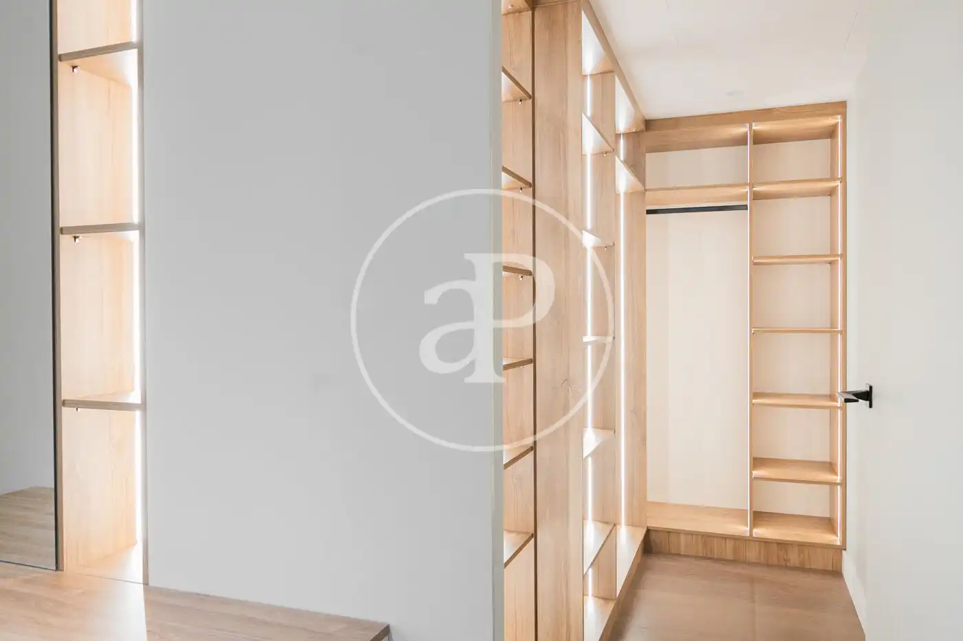 Wohnung zum Verkauf in Barcelona mit Klimaanlage, Heizung und Balkon