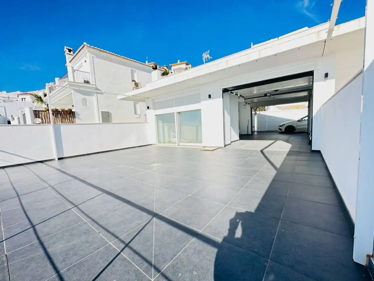 Vista exterior de Casa o xalet en venda en Nerja amb Aire condicionat, Jardí privat i Traster