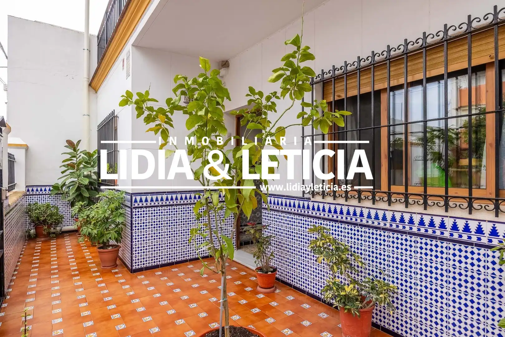 Vista exterior de Casa o xalet en venda en Alcalá de Guadaira amb Aire condicionat, Jardí privat i Terrassa