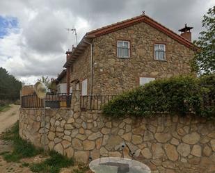 Vista exterior de Casa adosada en venda en San Martín de la Vega del Alberche