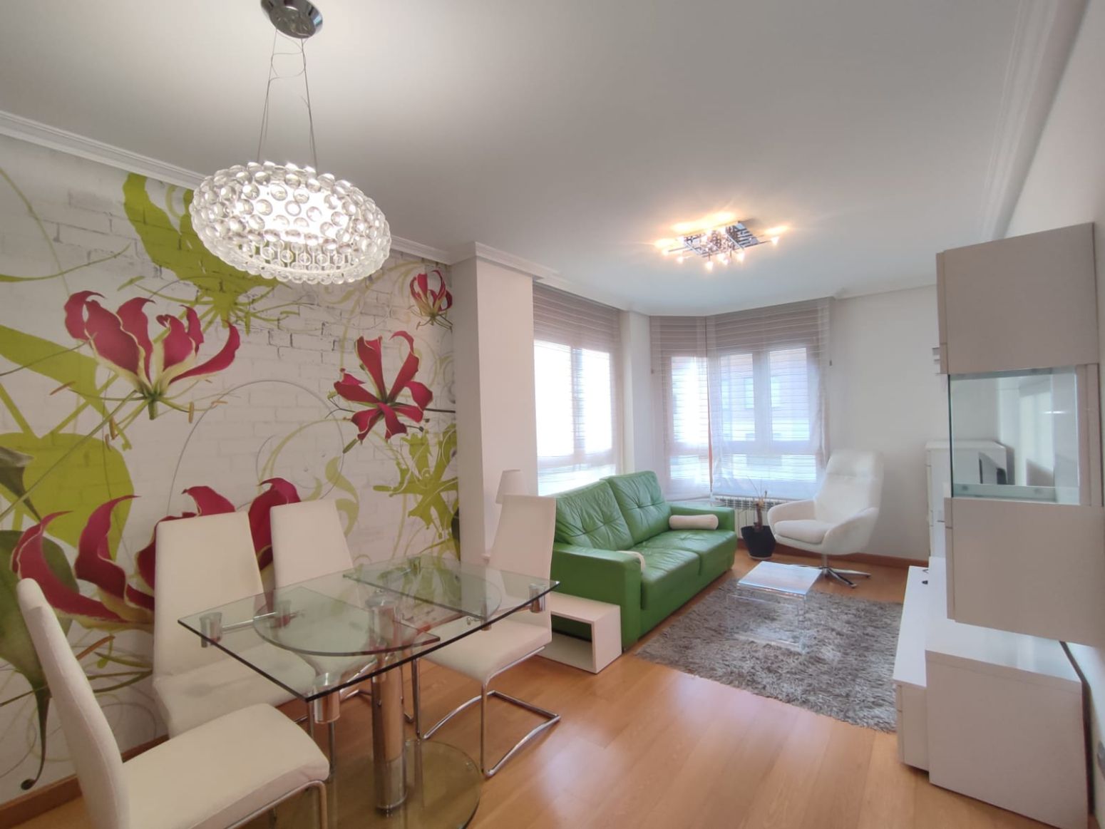 Sala d'estar de Pis de lloguer en Gijón  amb Calefacció, Parquet i Traster