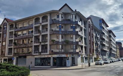 Außenansicht von Wohnung zum verkauf in Torrelavega  mit Heizung, Terrasse und Abstellraum