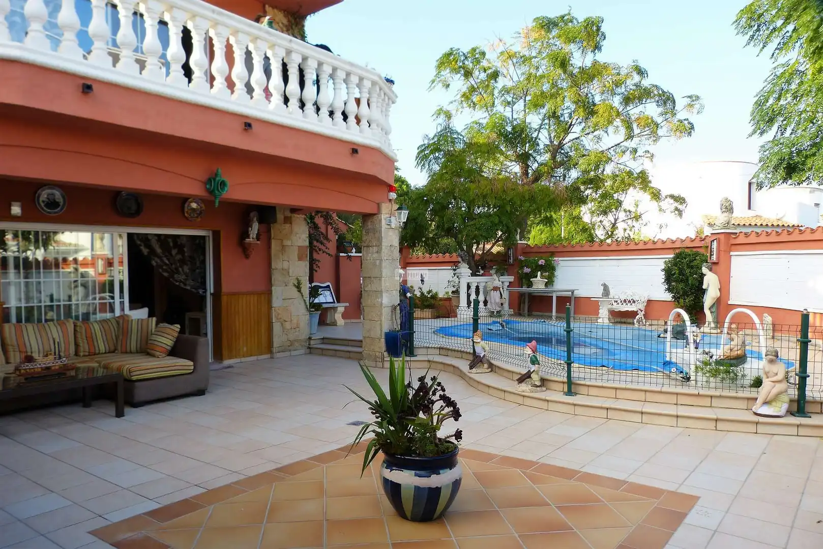 House with pool for sale in Requesens