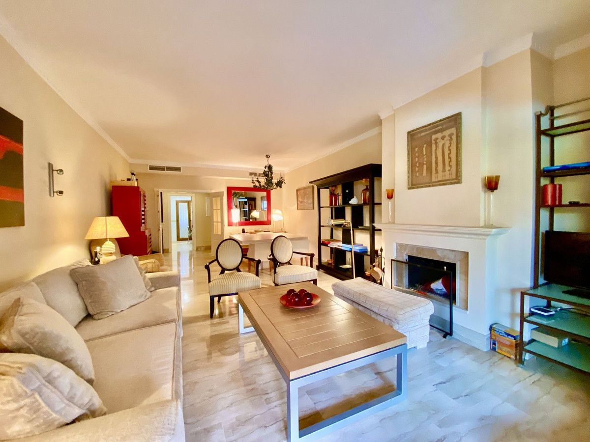 Sala d'estar de Apartament en venda en Estepona amb Aire condicionat, Terrassa i Traster