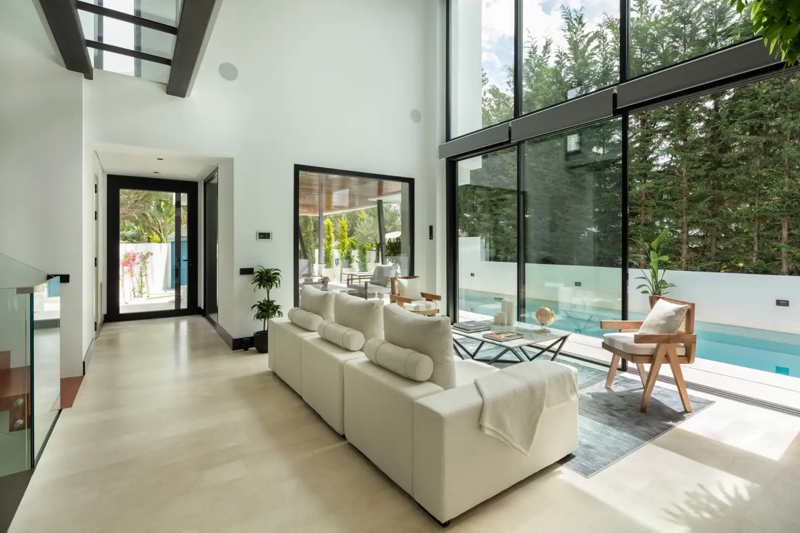 Sala d'estar de Casa o xalet en venda en Marbella amb Aire condicionat, Jardí privat i Terrassa