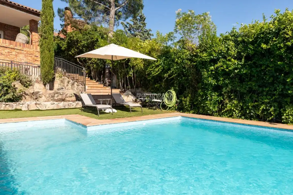 Piscina de Casa o xalet en venda en Torrelodones amb Calefacció, Jardí privat i Terrassa