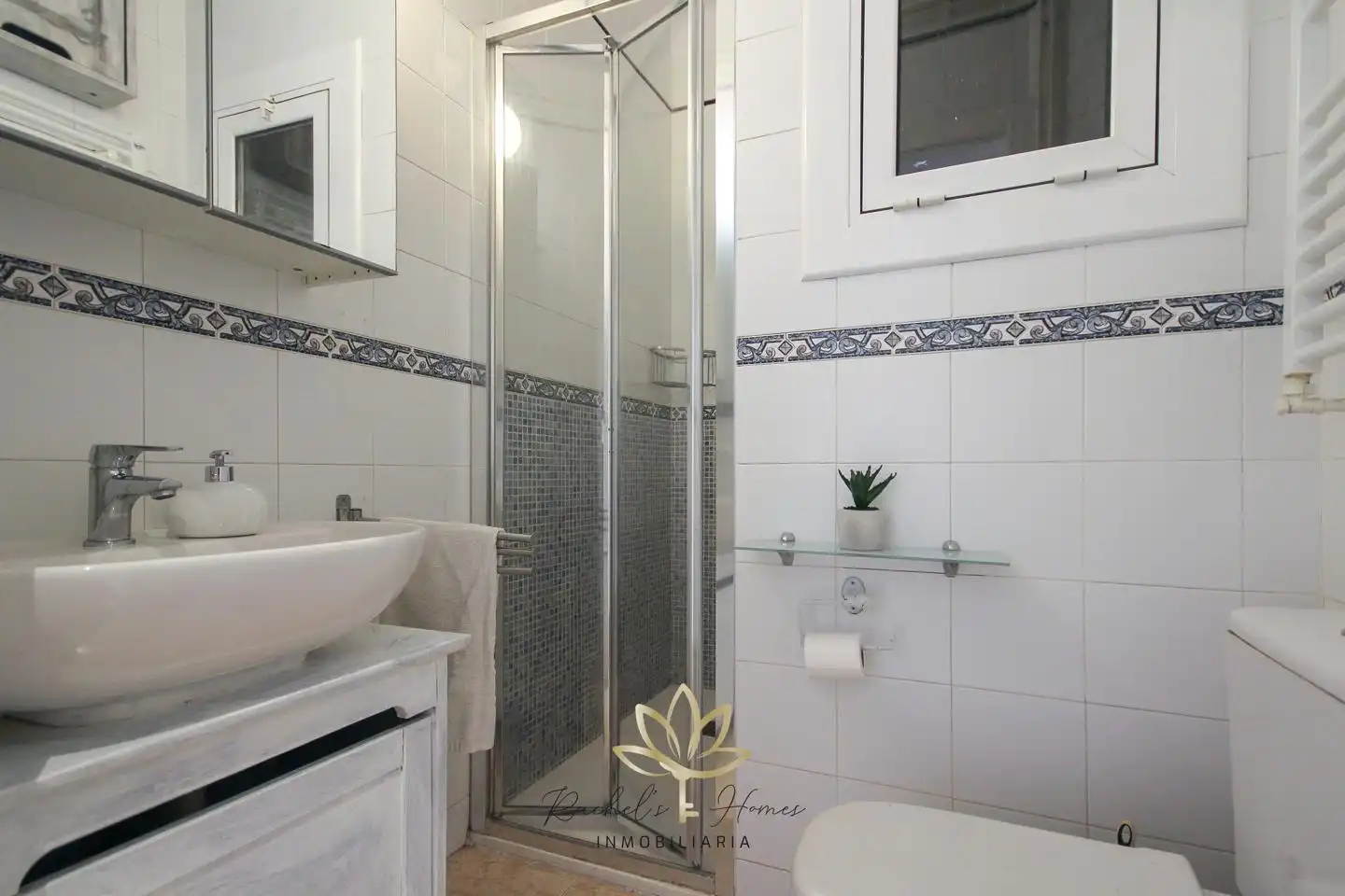 Badezimmer von Erdgeschoss zum Verkauf in Barcelona mit Heizung, Parkett und Terrasse