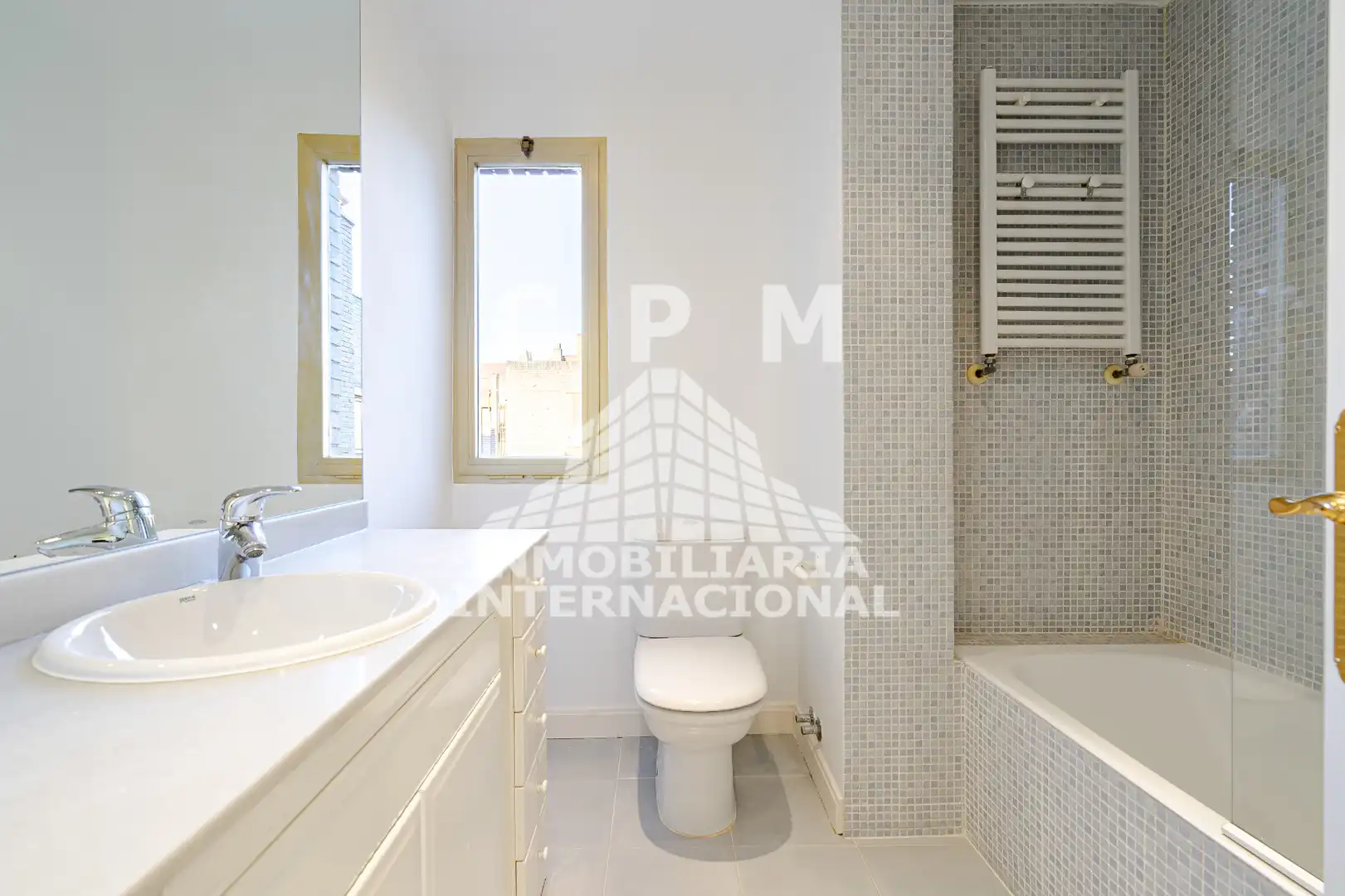 Badezimmer von Wohnung zur Miete in Madrid mit Klimaanlage, Heizung und Parkett