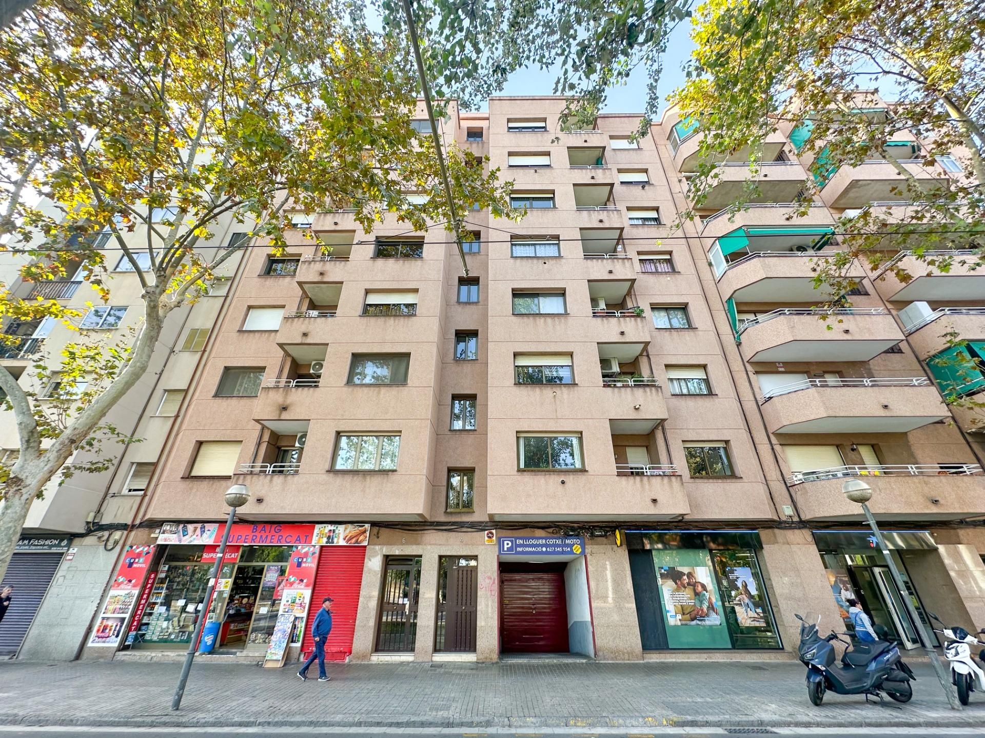 Vista exterior de Pis en venda en Sant Adrià de Besòs amb Terrassa, Moblat i Balcó