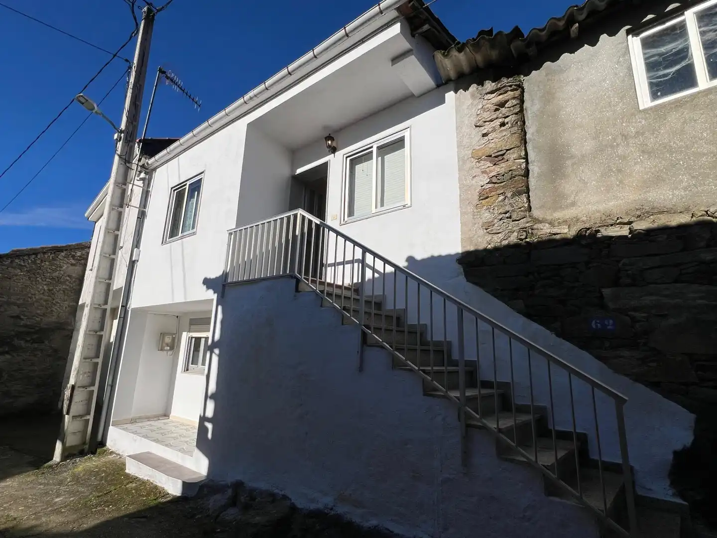 Vista exterior de Finca rústica en venda en Castrelo do Val amb Jardí privat i Moblat