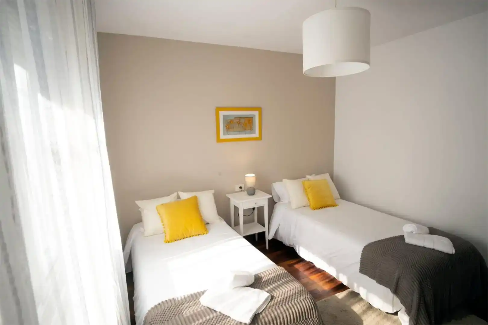 Dormitori de Casa o xalet en venda en Vigo  amb Jardí privat, Parquet i Moblat
