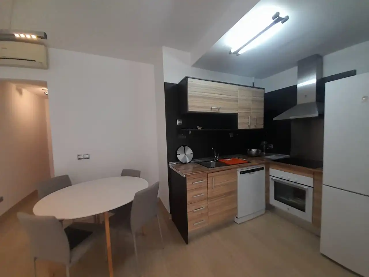 Cuina de Pis de lloguer en Algarrobo amb Aire condicionat, Parquet i Moblat