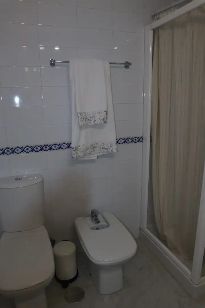 Baño de Apartamento de alquiler en Marbella con Aire acondicionado, Amueblado y Piscina comunitaria