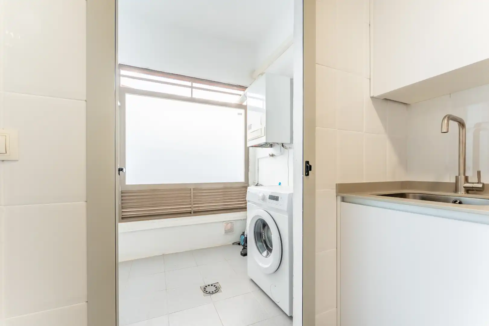 Bathroom of Ground floor for rent in Madrid  with Air Conditioner, Heating and Parquet flooring