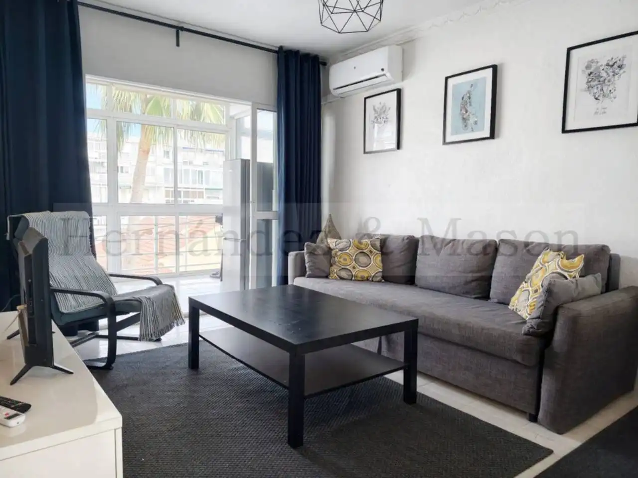 Sala d'estar de Apartament en venda en Benalmádena amb Aire condicionat, Terrassa i Moblat