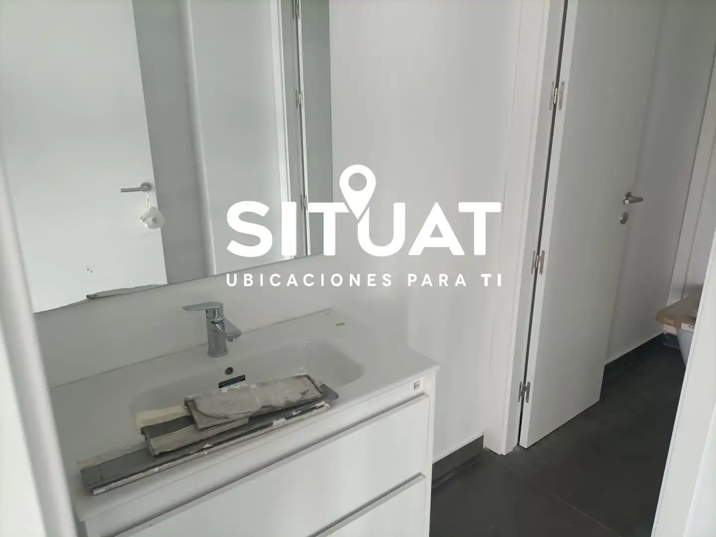 Baño de Oficina de alquiler en L'Hospitalet de Llobregat con Aire acondicionado, Calefacción y Alarma