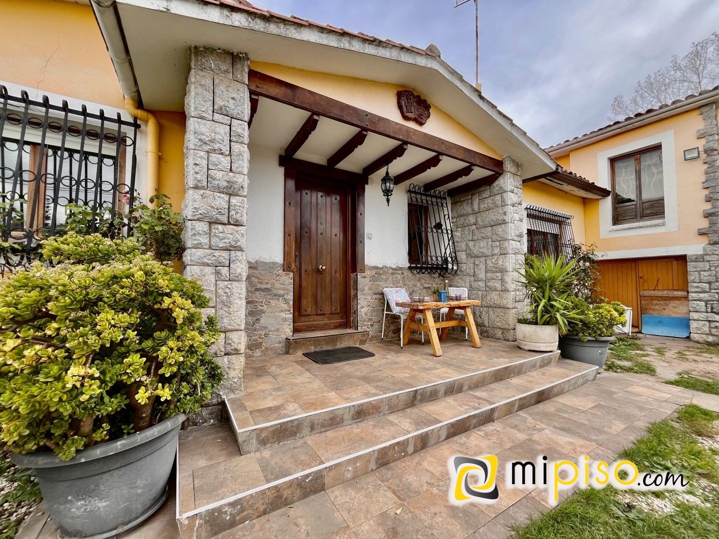 Exterior view of House or chalet for sale in Laredo