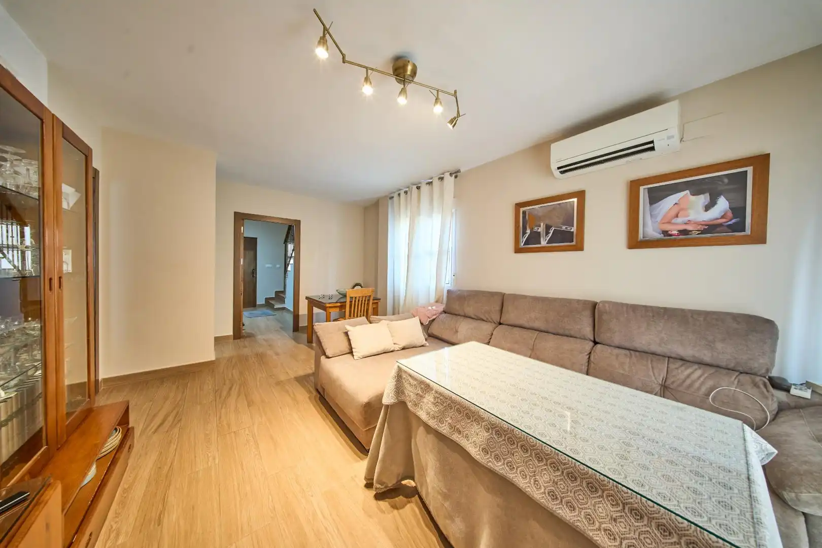 Wohnzimmer von Einfamilien-Reihenhaus zum Verkauf in Jun