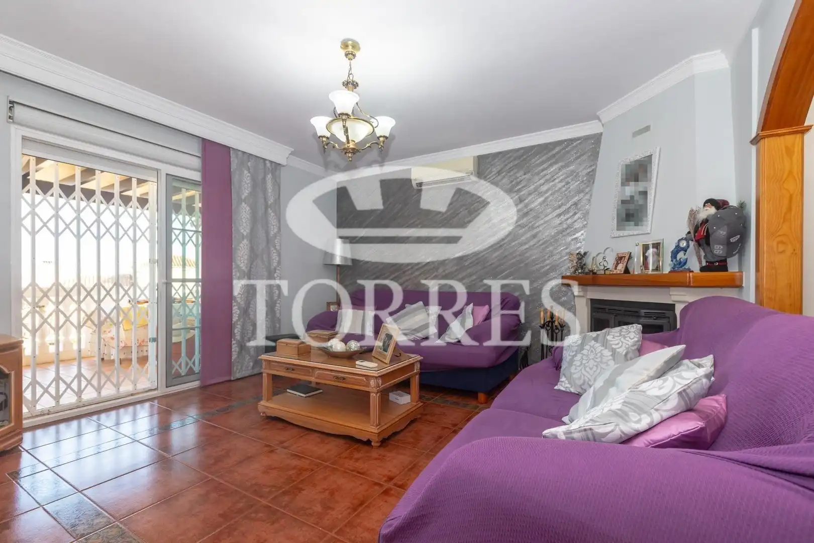 Sala d'estar de Casa o xalet en venda en Alhaurín de la Torre amb Aire condicionat, Calefacció i Jardí privat